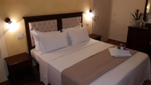 deluxe room - king bed